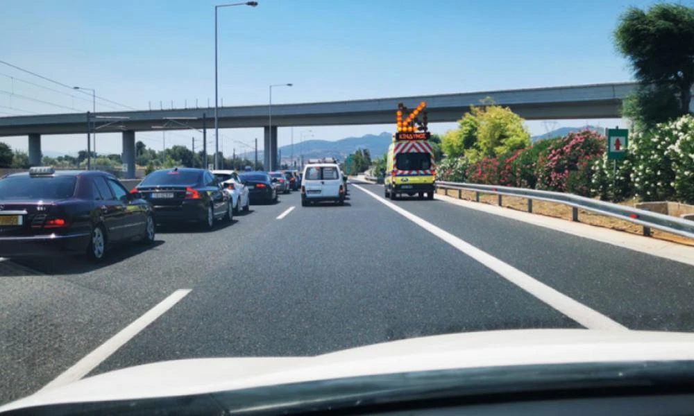 Ηράκλειο: Στις φλόγες τυλίχτηκε αυτοκίνητο στην Αττική Οδό